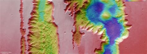 Breathtaking Images From Orbit Show Mars' "Grand Canyon" — Curiosmos