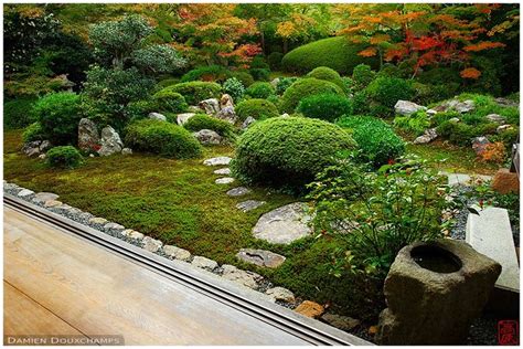 Zen garden in autumn with tsukubai water basin, Genko-an temple | Garden zen, Outdoor garden ...