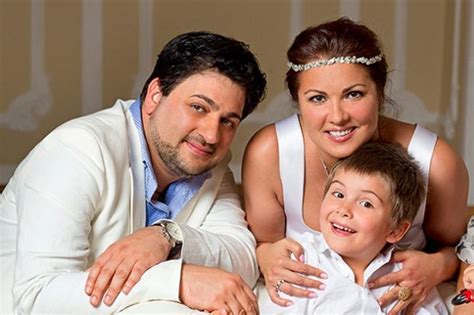 Happy family. Anna Netrebko with her husband and son - Russian Personalities