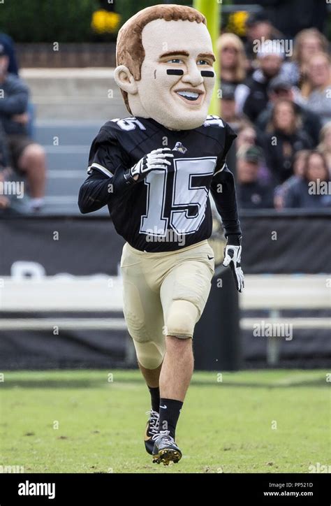 College mascots hi-res stock photography and images - Alamy