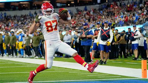 Kansas City Chiefs tight end Travis Kelce imitates Pro Football Hall of ...