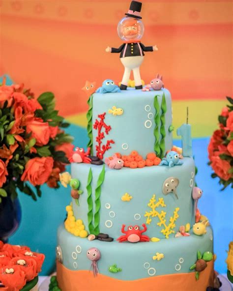 A imagem pode conter: 1 pessoa Baby Shark, Under The Sea, First Birthdays, Cake, Desserts, Andre ...