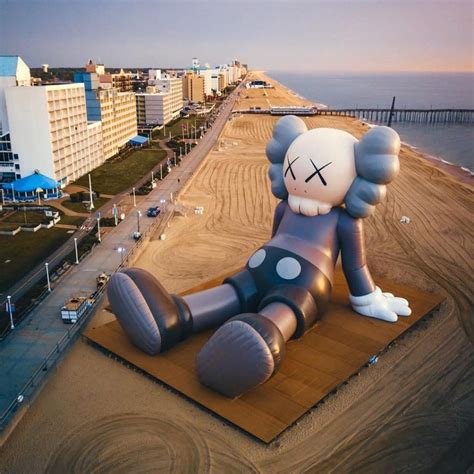 KAWS: HOLIDAY appeared on the beaches of Virginia Beach | Collater.al