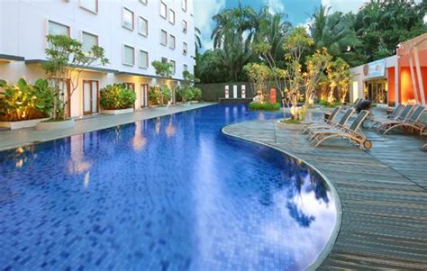 HARRIS Swimming Pool at HARRIS Hotel Sentul City | Hotel, Indonesia