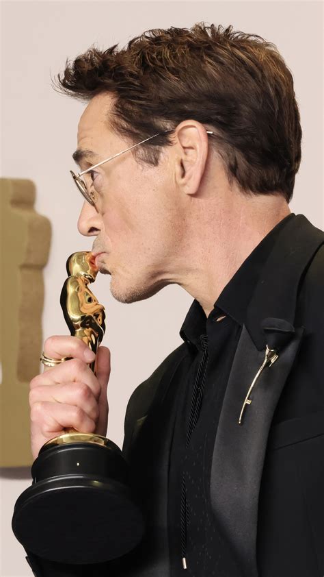 Robert Downey Jr Oscar Trophy 4K #4131o Wallpaper PC Desktop