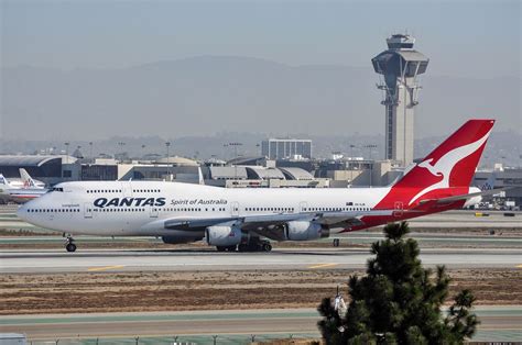 Qantas Boeing 747-438 taxiing at LAX, September 21, 2012 Boeing ...