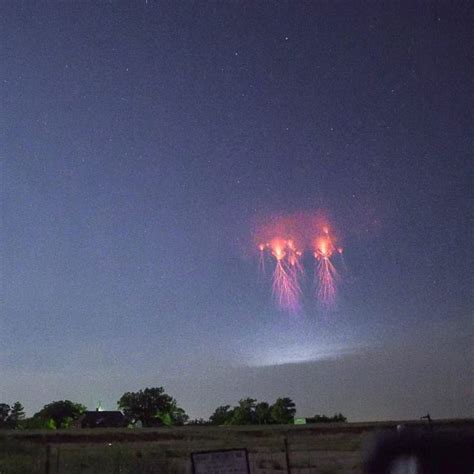 This Photographer Hunts for Rare Red Sprites Above Thunderstorms ...