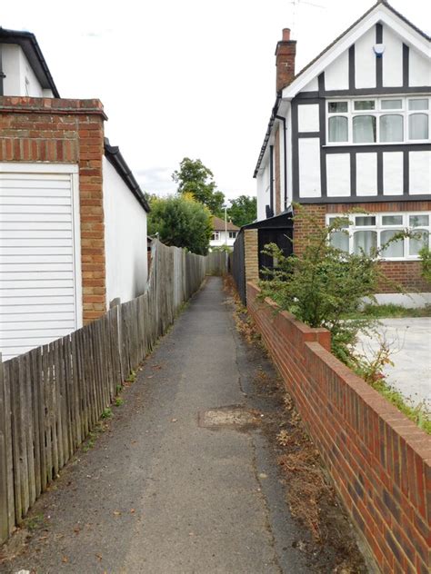 Alleyway between The Lawns and Oxhey... © Bryn Holmes cc-by-sa/2.0 :: Geograph Britain and Ireland