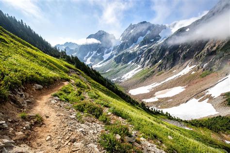 Cascade Pass and Sahale Arm Hike: North Cascades National Park | Earth Trekkers