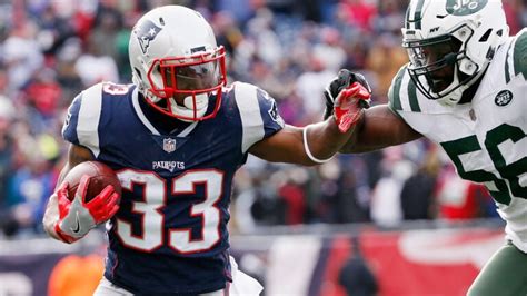 Former Patriots running back Dion Lewis retires