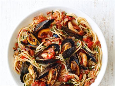 Spaghetti With Mussels and Bacon | Recipe | Food network recipes, Bacon recipes, Bacon