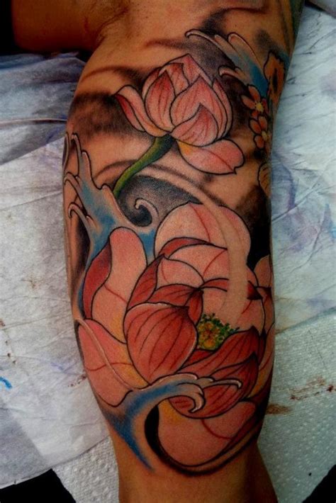 Traditonal Japanese lotus tattoo by Mully : Tattoos