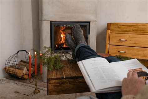 Men Setting A Fire On Fireplace - Creative Commons Bilder