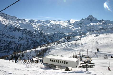 Rent or charter a helicopter for La Thuile Ski Resort and other winter activities