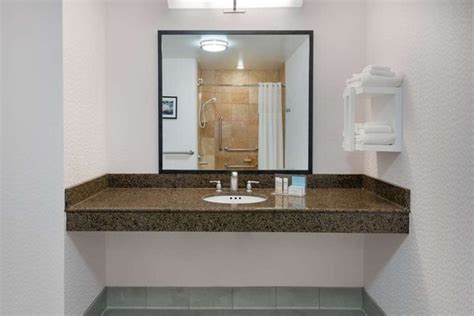 HAMPTON INN & SUITES BUFFALO DOWNTOWN - Updated December 2024 - 122 Photos & 88 Reviews - 220 ...