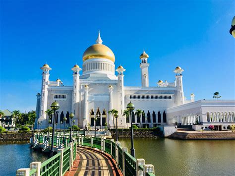 Bandar Seri Begawan- Brunei: Visited the Sultan Omar Ali Saifuddien Mosque with the clearest ...