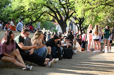 UT students wait hours for lecture with Crash Course co-founder Hank ...