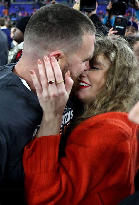 Taylor Swift wore a Travis Kelce ring to Chiefs game. Here’s the KC ...