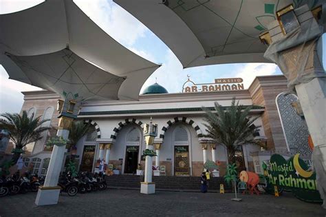 FOTO: Pesona Masjid Ar-Rahman di Blitar