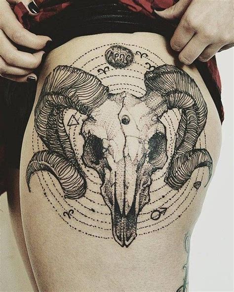 Calavera de carnero de estilo sketch en el muslo izquierdo. | Tatuajes de moda, Aries tatuaje ...