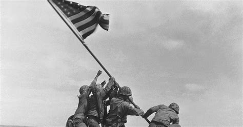 Fotos Históricas: Levantando a bandeira em Iwo Jima ~ Resumo Fotográfico