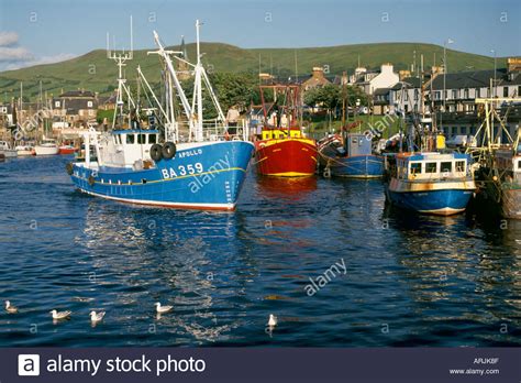 Girvan Harbour fishing boat manoeuvering Stock Photo - Alamy