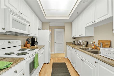 Equipped kitchen for students in California. | Kitchen, Furnished ...