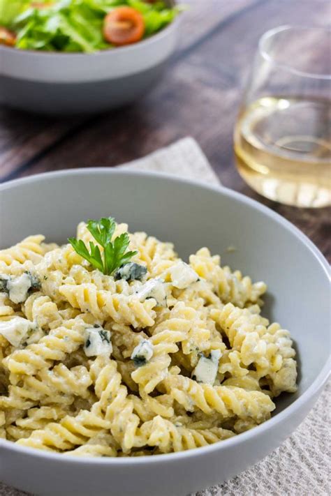 Pasta with Roquefort Sauce | fooodlove.com