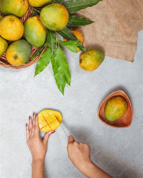 Premium Photo | Mango cutting