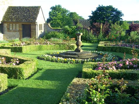 Gardens at Sulgrave Manor When Vita Sackville-West and her husband ...