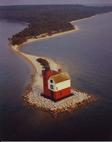 High water spells trouble for iconic lighthouse near Mackinac Island ...