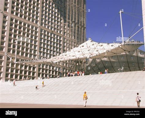 La Grande Arche de la Défense: detail of the front steps and arch ...