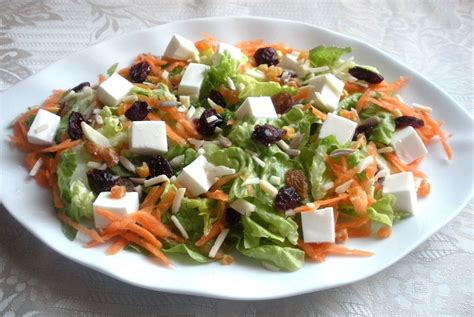 Aquí se cocina: Ensalada de lechuga, zanahoria y queso fresco con frutos secos