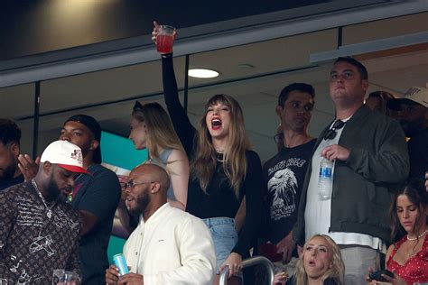 Taylor Swift Fans Think She (Lovingly) Trolled Travis Kelce During the Chiefs Game | Glamour