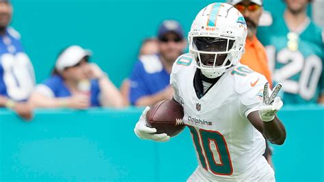 Dolphins fan swipes ball intended for Tyreek Hill’s mom after Miami ...