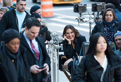 Mariska Hargitay Shares Behind-the-Scenes Photos from the 400th Episode ...