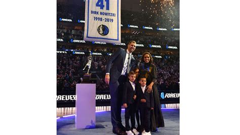 Dirk Nowitzki shows his wife and three children on the big stage - The ...