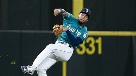 Mariners' J.P. Crawford twists limbs to make stunning throw | Sporting News