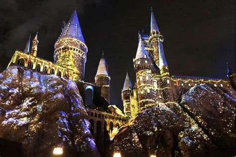 The Wizarding World of Harry Potter Gets Merry at Universal Studios Hollywood | Harry potter ...