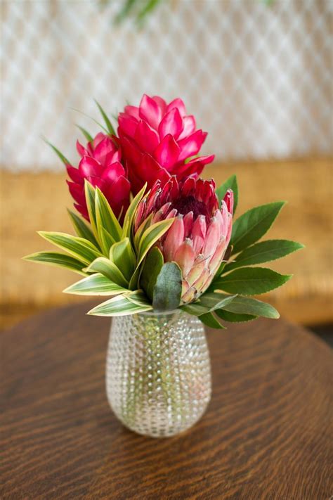 Imagem relacionada | Tropical flower arrangements, Tropical floral ...