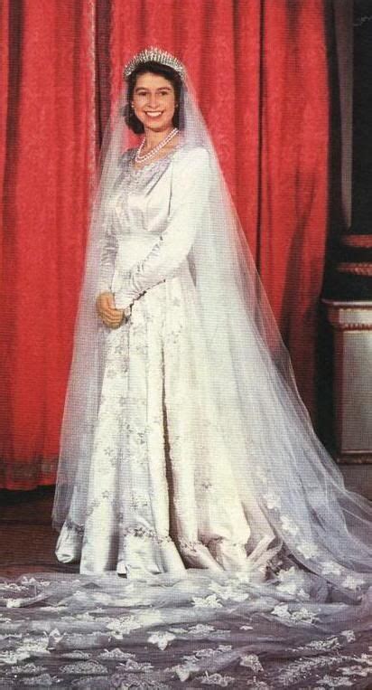 The Queen of England on her wedding day | Robes de mariée royales ...