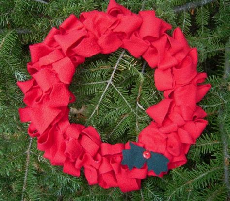 Marvelously Messy : Fleece Christmas Wreath