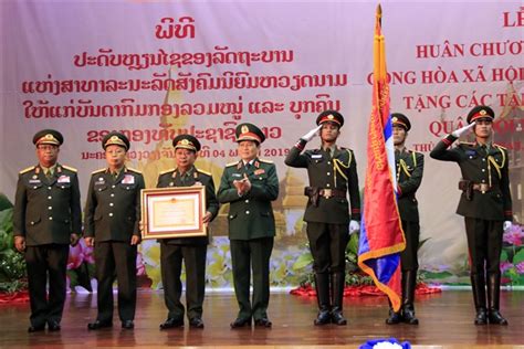 Việt Nam confers Gold Star Order on Lao People’s Army