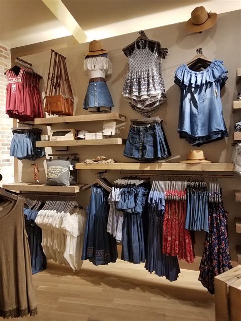 Women's Accessorie 2020 en 2020 (con imágenes) | Diseño tiendas de ropa, Decoracion tienda de ...