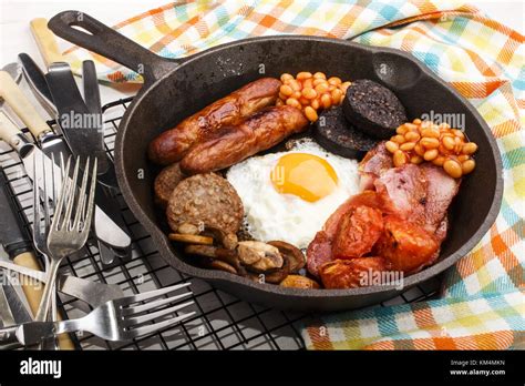 full irish breakfast with fried egg, sausages, black pudding, white Stock Photo: 167290473 - Alamy