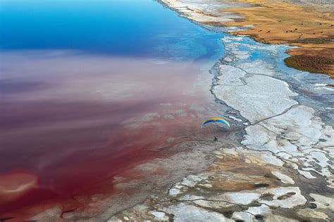 A paramotor pilot flies over Owens Lake, … – License image – 13883735 lookphotos