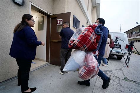 Texas Gov. Greg Abbott buses group of migrants to Los Angeles - ABC News