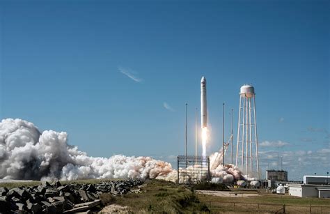 NASA Hails Private Cygnus Spacecraft's 'Picture Perfect' 1st Launch to ...