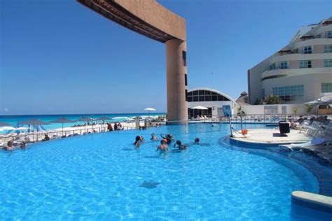 Beach Palace Cancun | Mexico Destination Weddings | Liz Moore Weddings