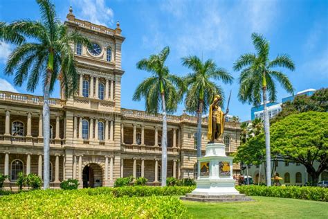 Hawaii Supreme Court Building with Statue of King Kamehameha the Great ...